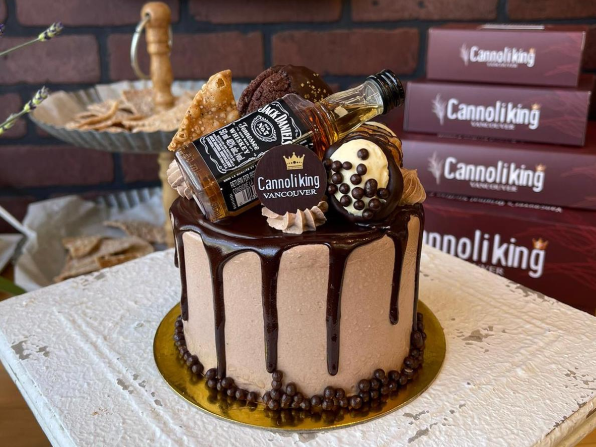 Father’s Day Special Cake Of Rs 5 Lakh Goes Viral, ‘Isme Diamonds Kaha Hain’?