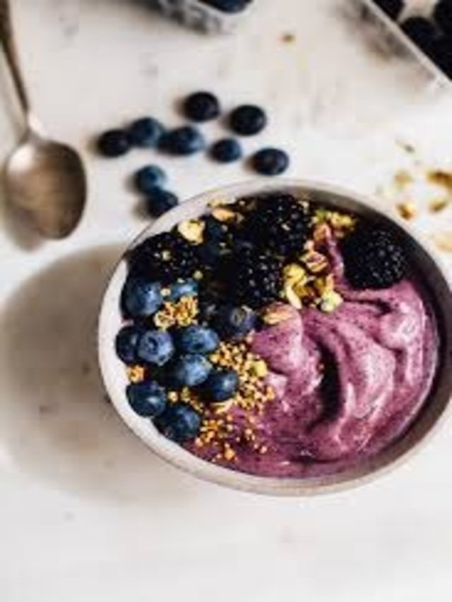 5 Breakfast Smoothie Bowls To Get You Through Busy Summer Mornings